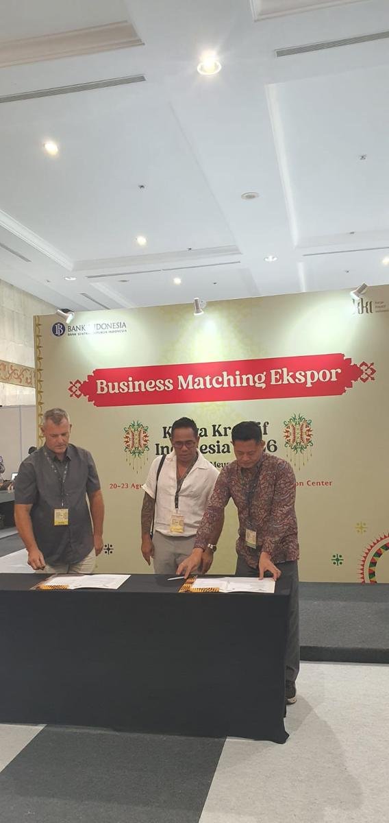 Signing an export agreement at the Business Matching Ekspor session, Karya Kreatif Indonesia 2026