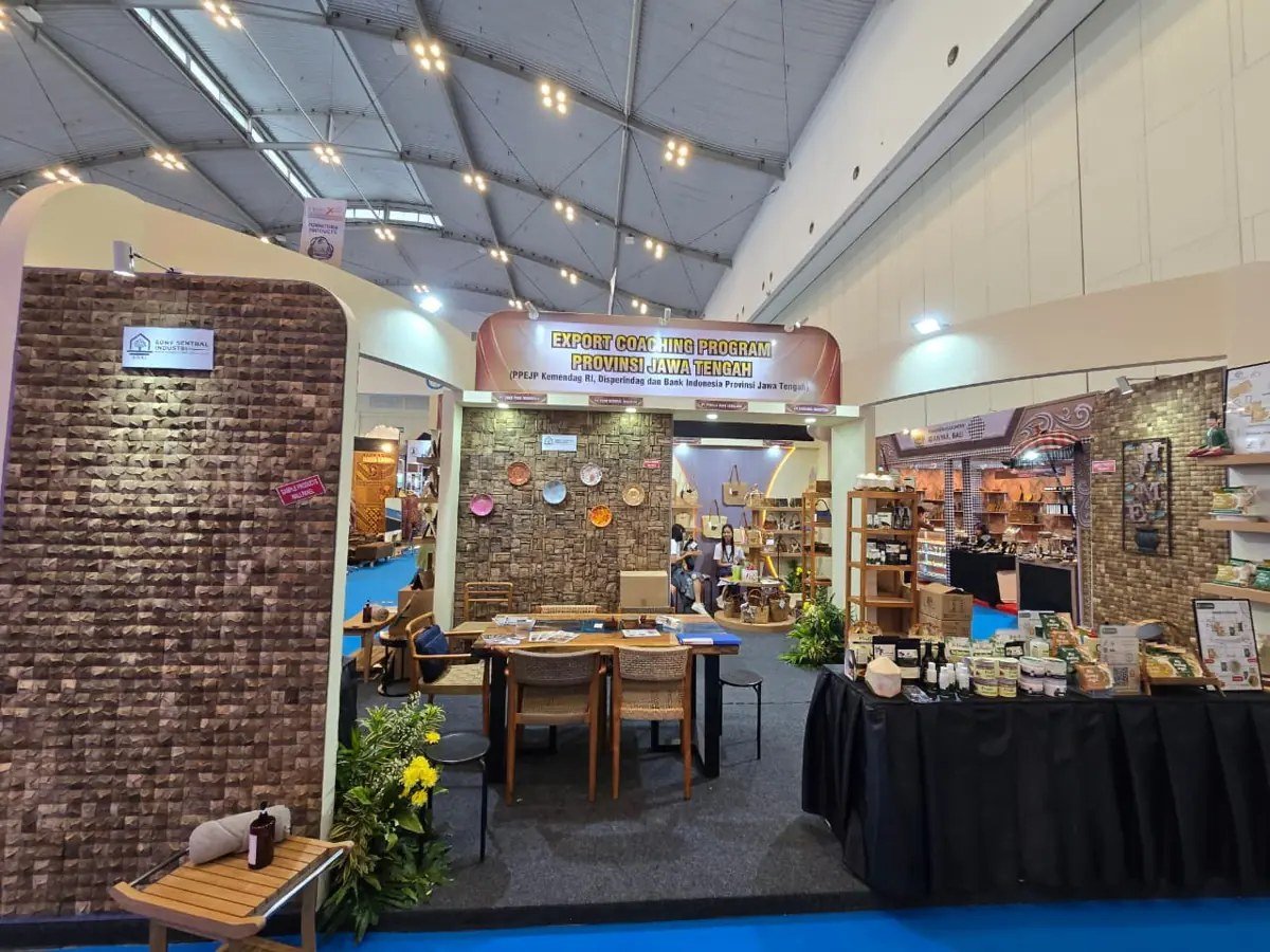 Wide view of the SOSI Sony Sentral Industri booth at Trade Expo Indonesia 2025, textured teak and coconut shell wall panels under the Jawa Tengah Export Coaching Program banner at ICE BSD