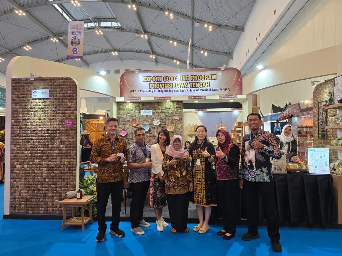 Group photo of the SOSI team and partners at the Jawa Tengah Export Coaching Program booth with mosaic wall panels, Trade Expo Indonesia 2025 ICE BSD