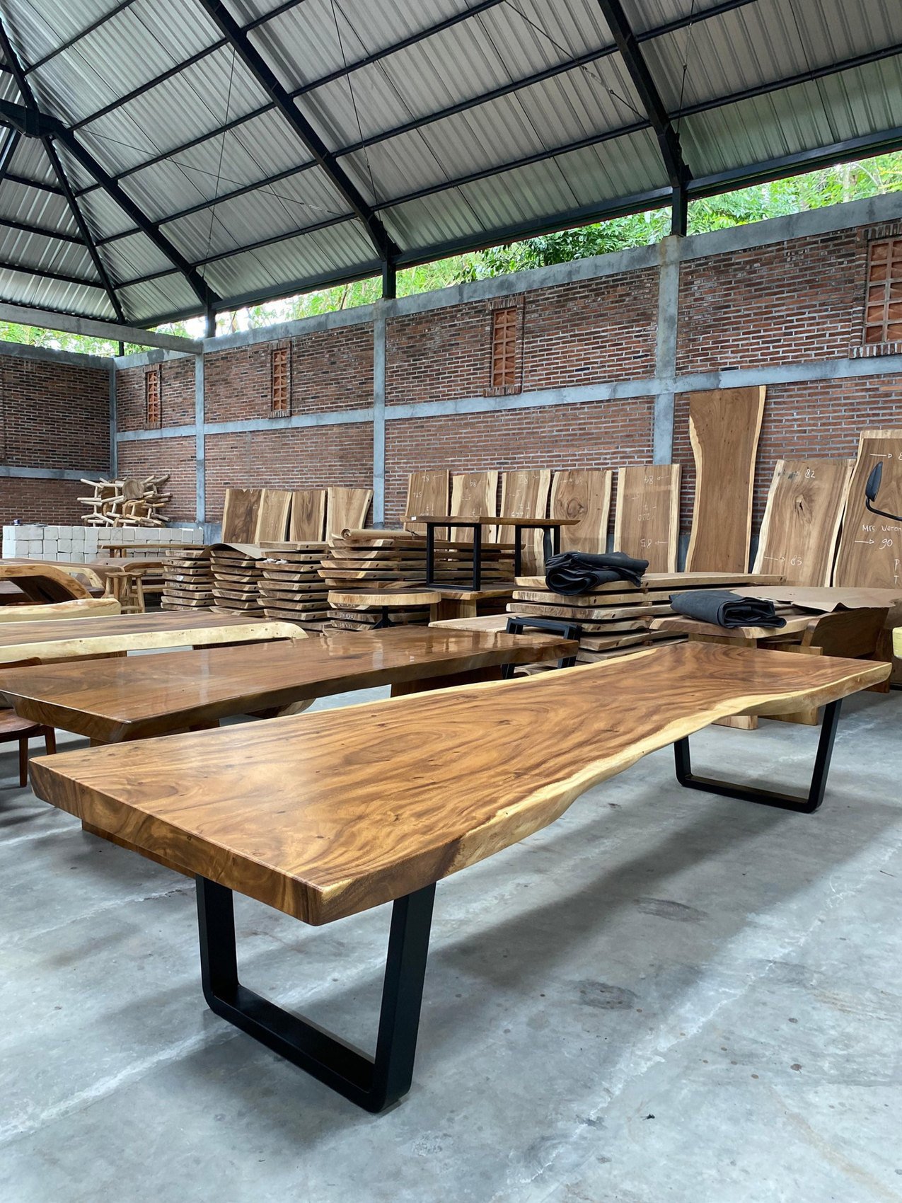 ST-02 Long slab · Trapezoid steel leg